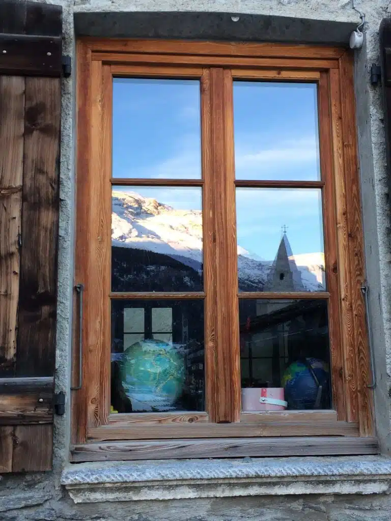 Fenêtres de l'école du village de Lanslevillard