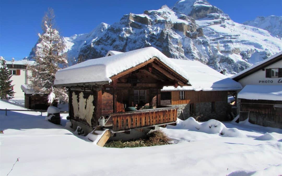 Un chalet recouvert de neige dans les Alpes Suisses
