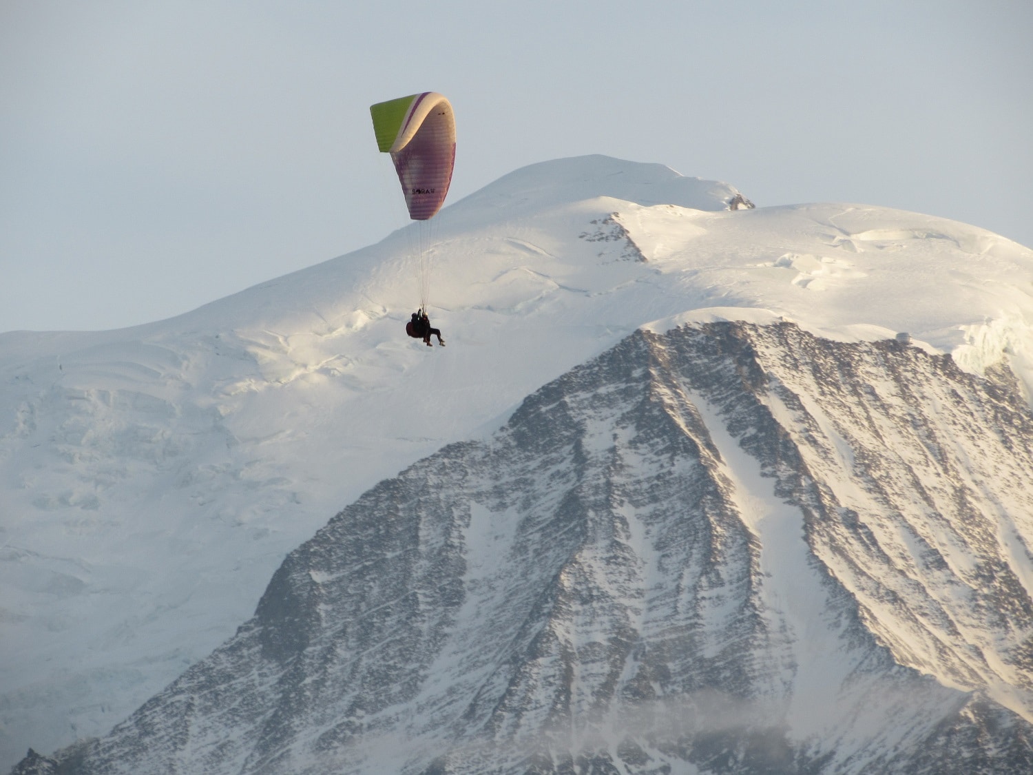 Parapente devant le Mont Blanc