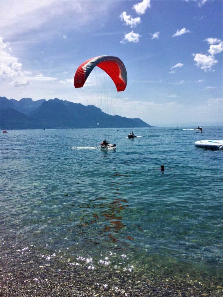 Activités sur un lac des Alpes