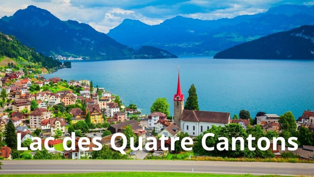 Se promener au bord du lac des Quatre Cantons dans les Alpes suisses