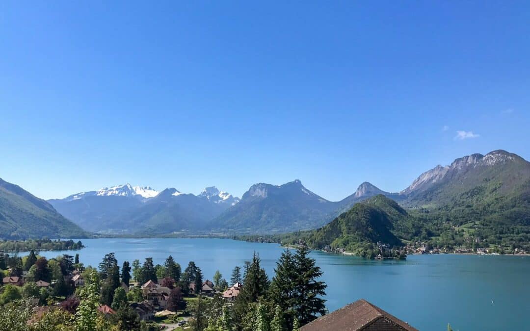 Vacances au bord d'un lac en France