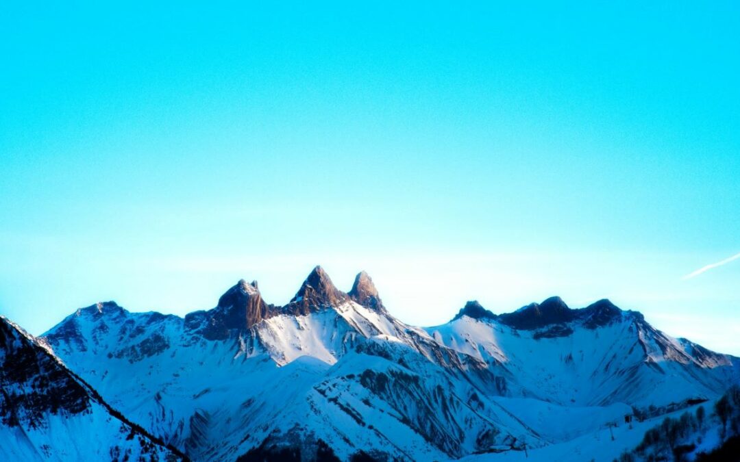 Skier aux Sybelles face aux aiguilles d'Arves