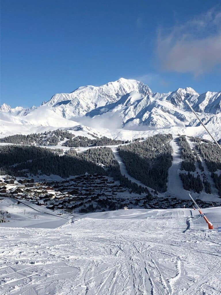 Skier aux Saisies devant le Mont Blanc