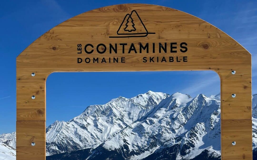 Skier devant le Mont Blanc aux Contamines