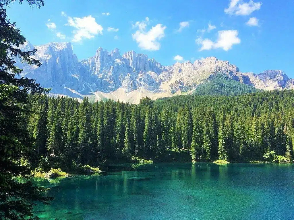 Lacs et légendes des Dolomites