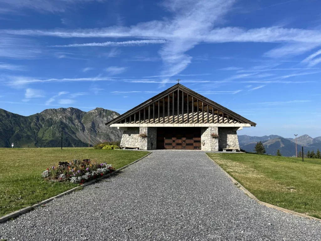 Quel architecte a conçu la chapelle d'Avoriaz ?