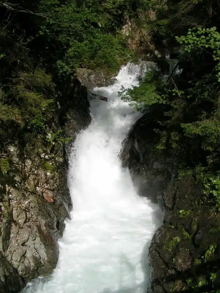 Trouver la fraîcheur aux gorges de la Diosaz