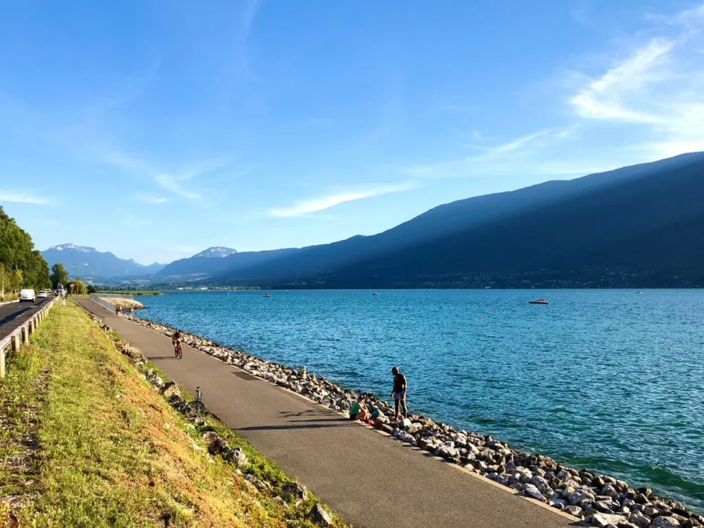 Y a-t-il une piste cyclable le long du Lac du Bourget?