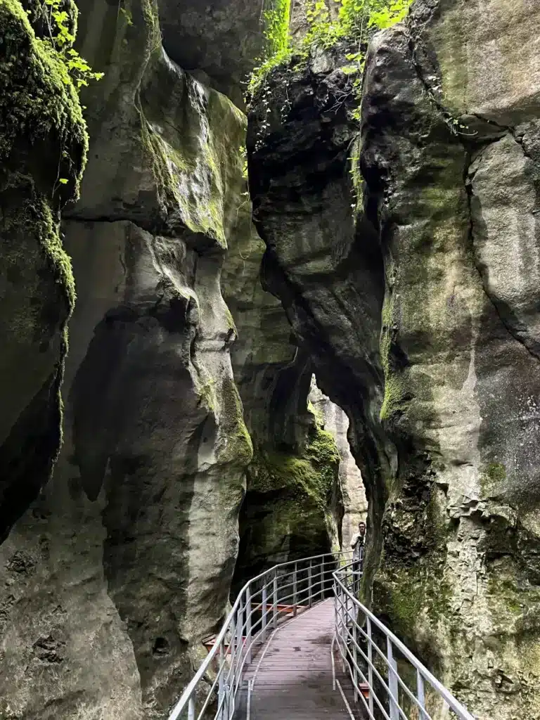 Comment traverse-t-on les gorges du Fier?