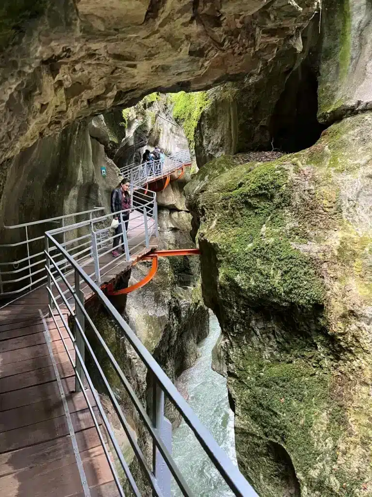 Est-ce que les gorges du Fier sont profondes?