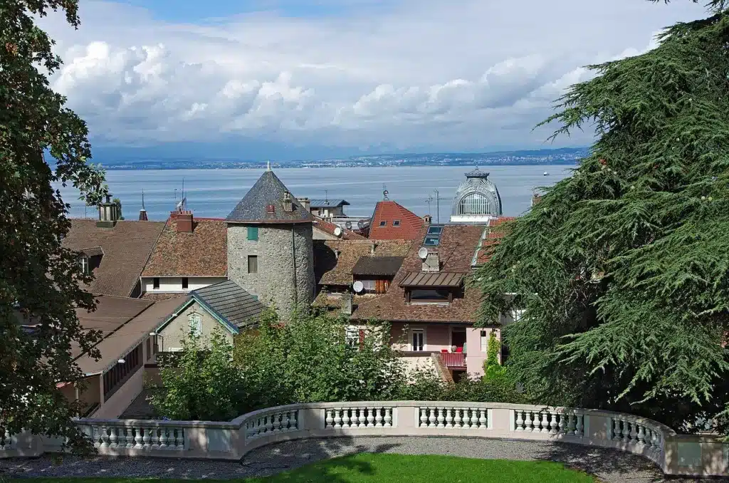 Evian domine le lac Léman