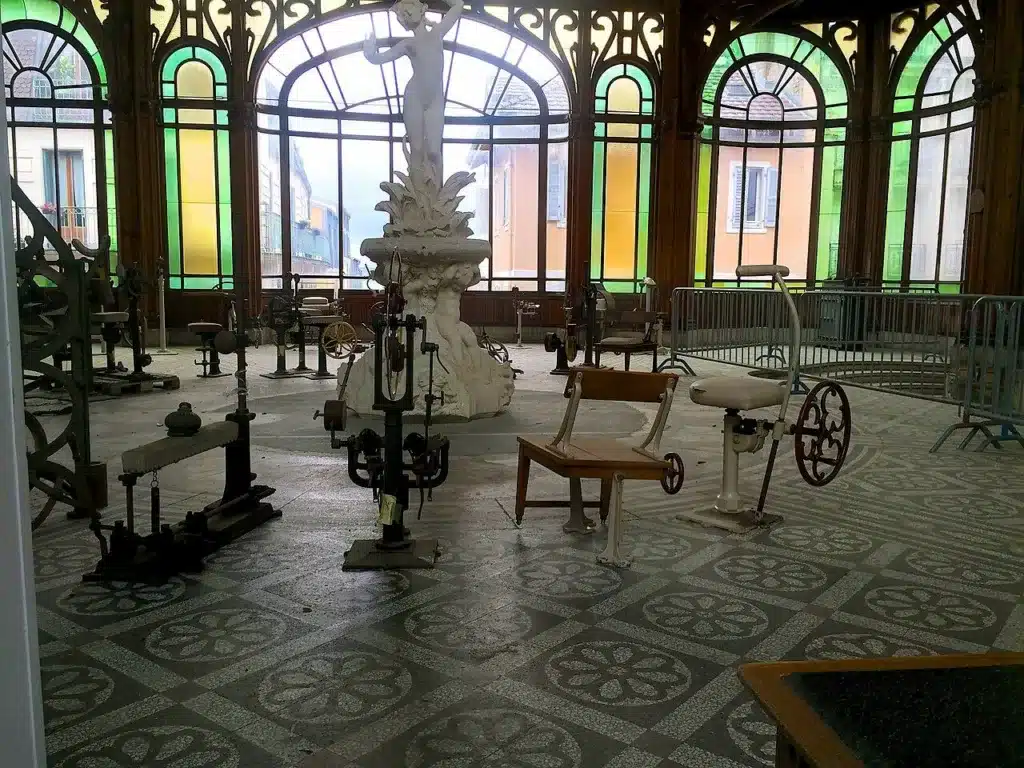 L'intérieur des Thermes d'Evian avec la source Cachat
