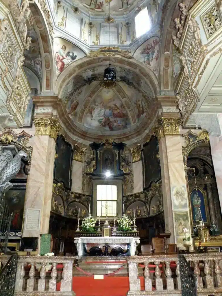 Magnifique basilique sur l'Isola San Giulio