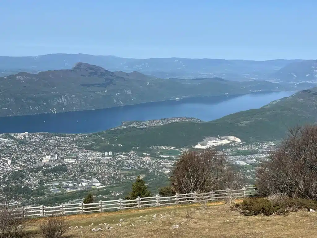 Le lac du Bourget vu depuis Le Revard en été