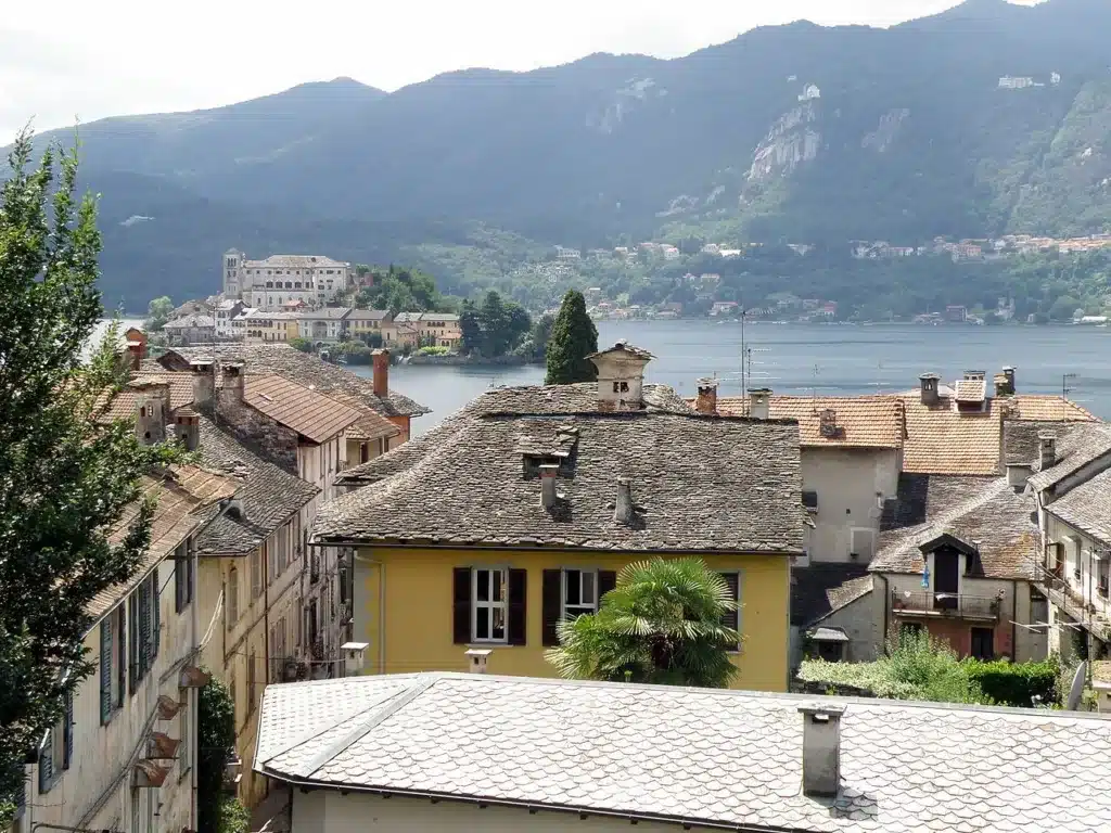 Ruelle du centre du village d'Orta San Giulio