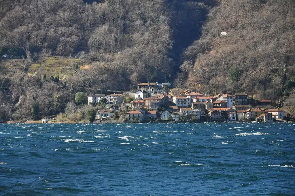 Villagu bord du lac d'Orta: Ronco di Pella