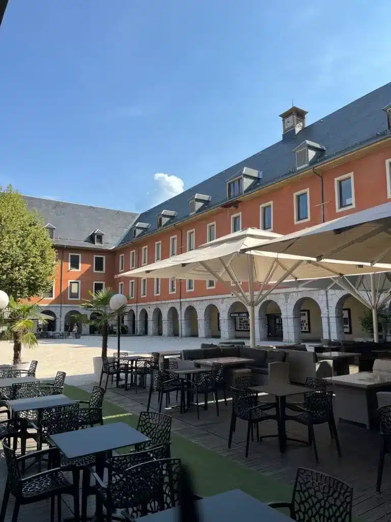 Carré Curial, caserne, prison et lieu de vie